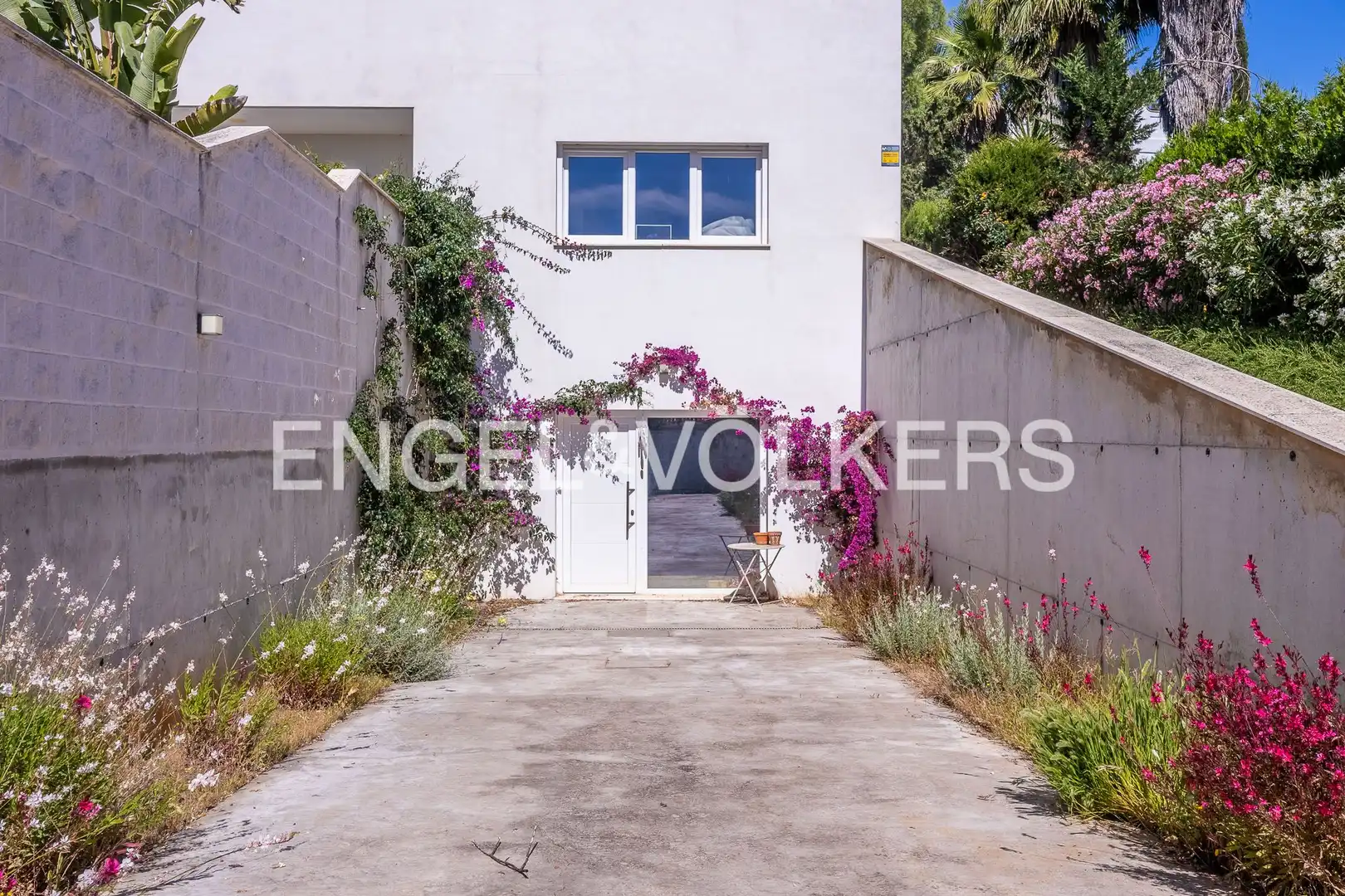 Vista exterior de Casa o xalet en venda en Tomares amb Aire condicionat, Calefacció i Jardí privat