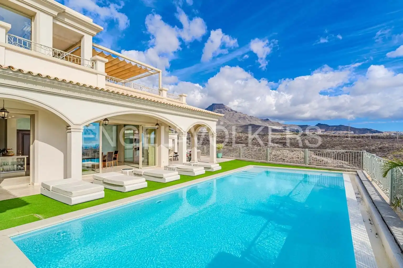 Vista exterior de Casa o xalet en venda en Adeje amb Aire condicionat, Terrassa i Piscina