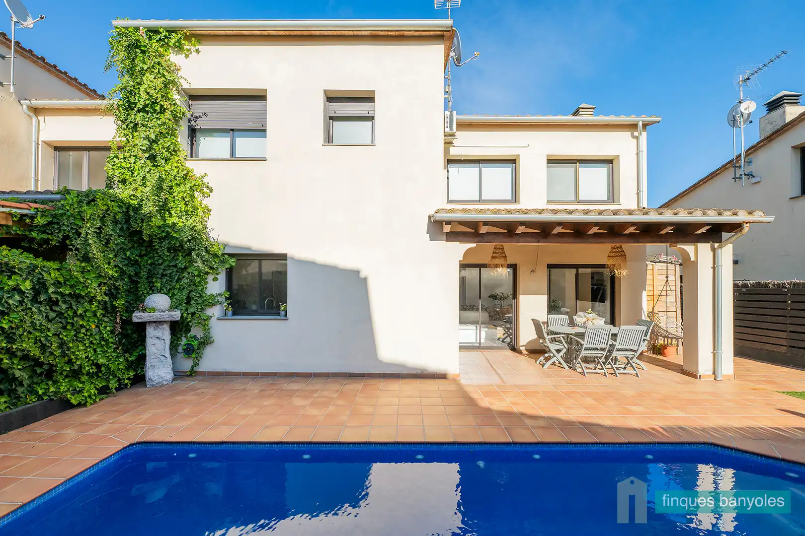 Piscina de Casa adosada en venta en Porqueres con Aire acondicionado, Calefacción y Jardín privado