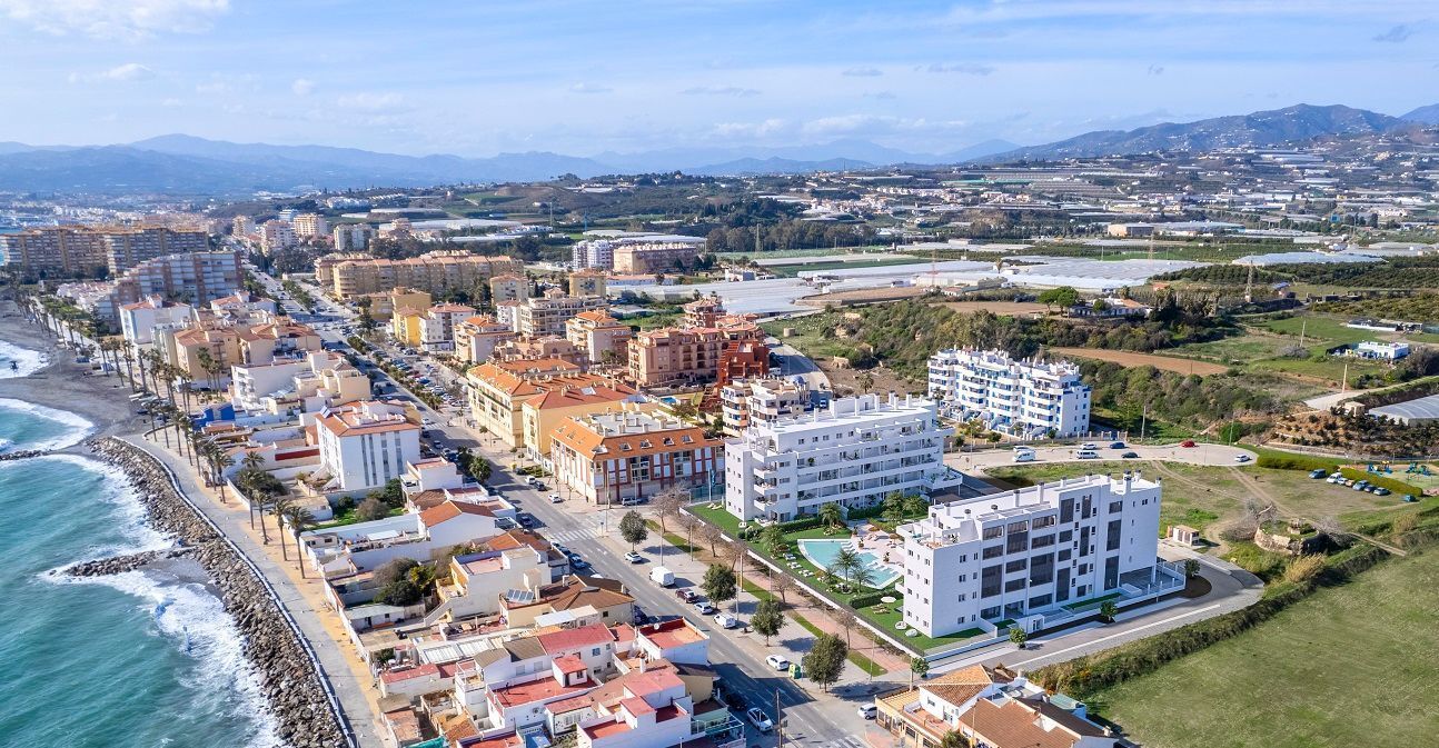Vista exterior de Apartament en venda en Algarrobo amb Aire condicionat, Terrassa i Piscina