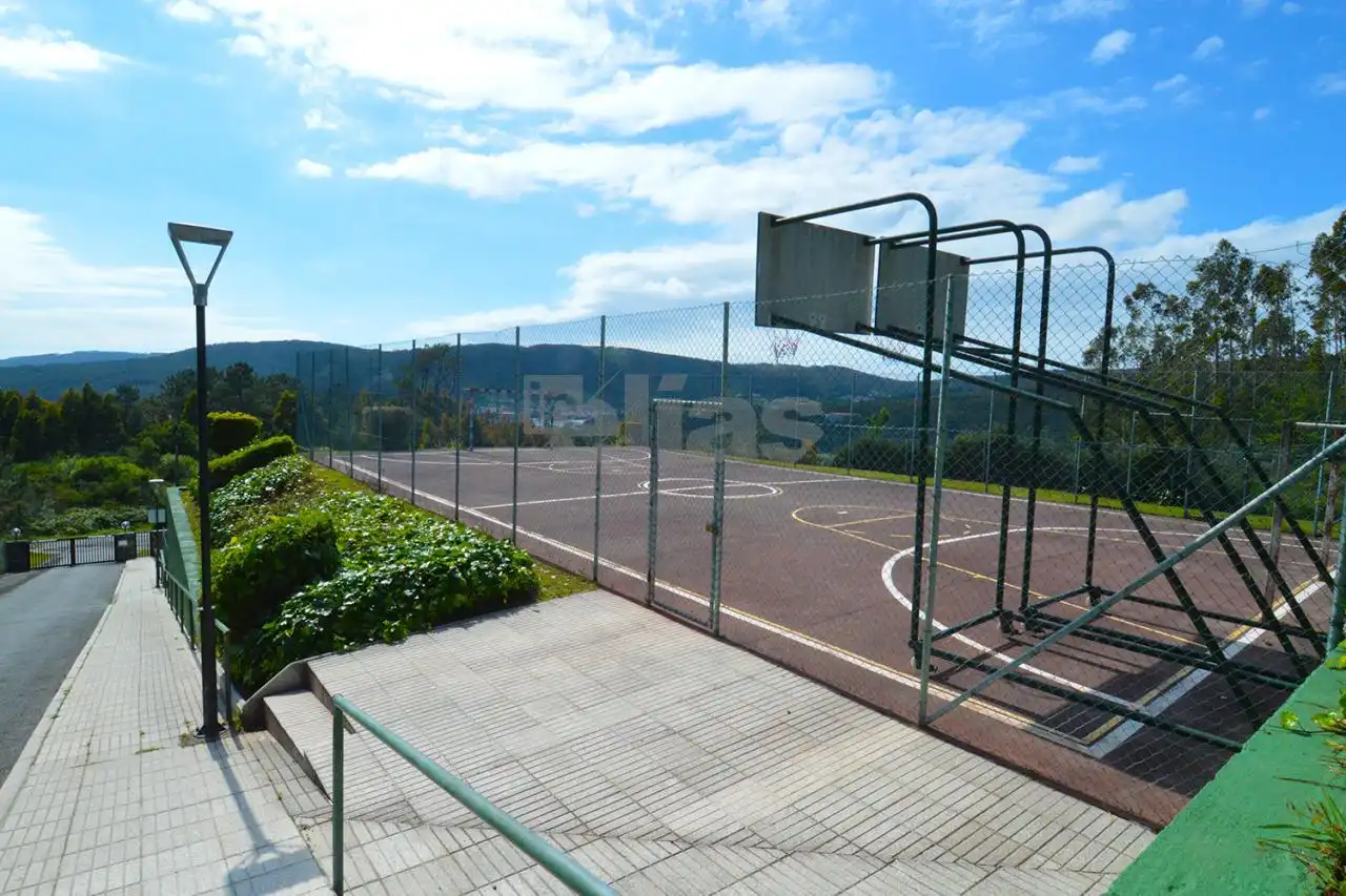Parking de Piso en venta en Cee con Piscina, Amueblado y Balcón