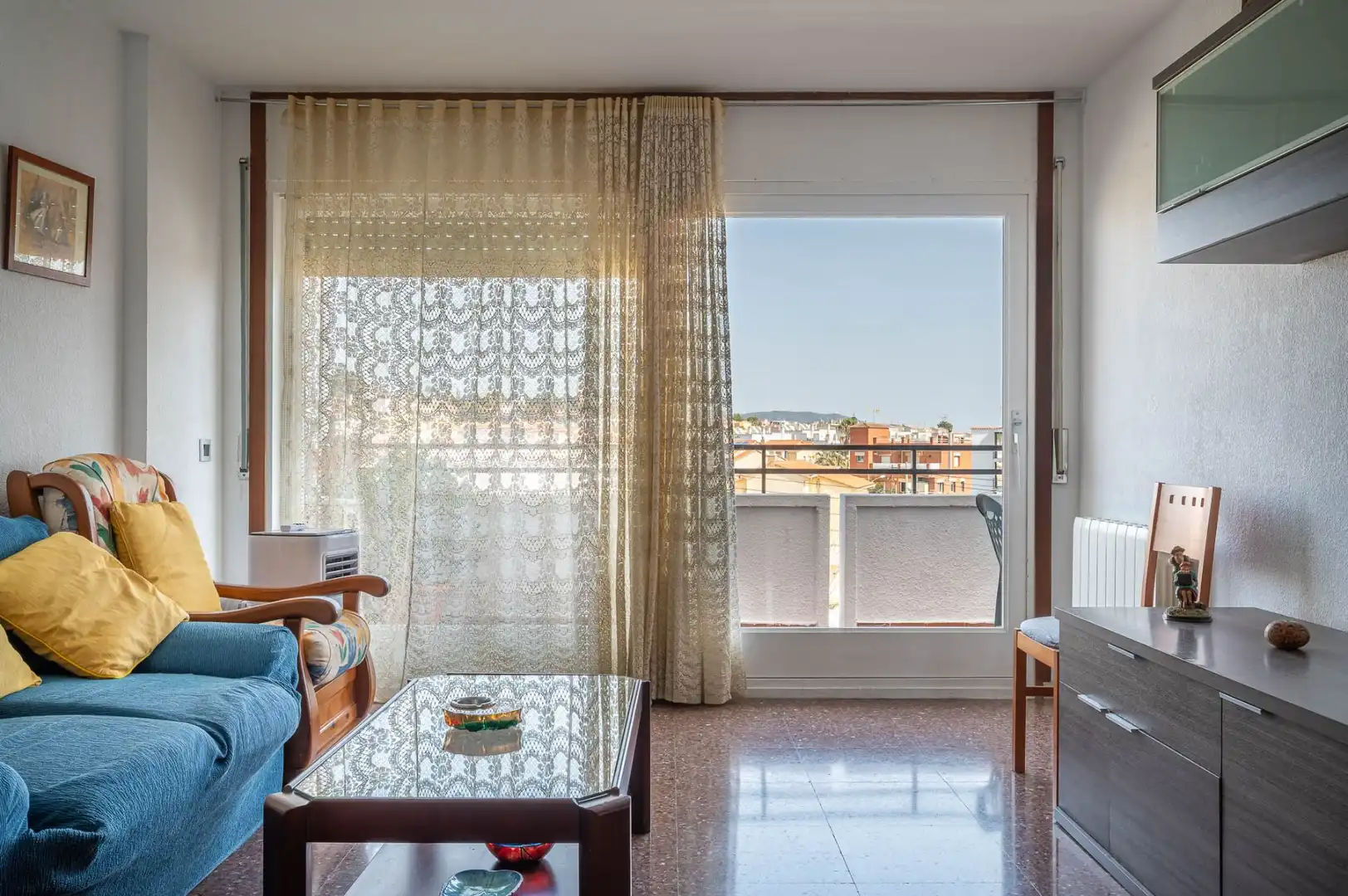 Sala de estar de Piso en venta en Torredembarra con Calefacción, Terraza y Piscina comunitaria