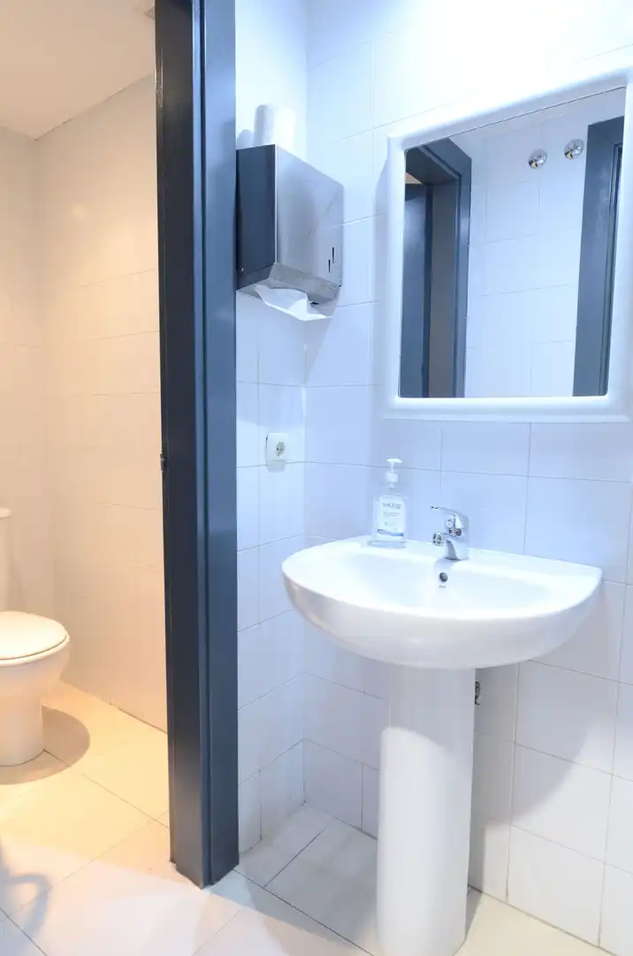 Bathroom of Industrial buildings for rent in Alcorcón
