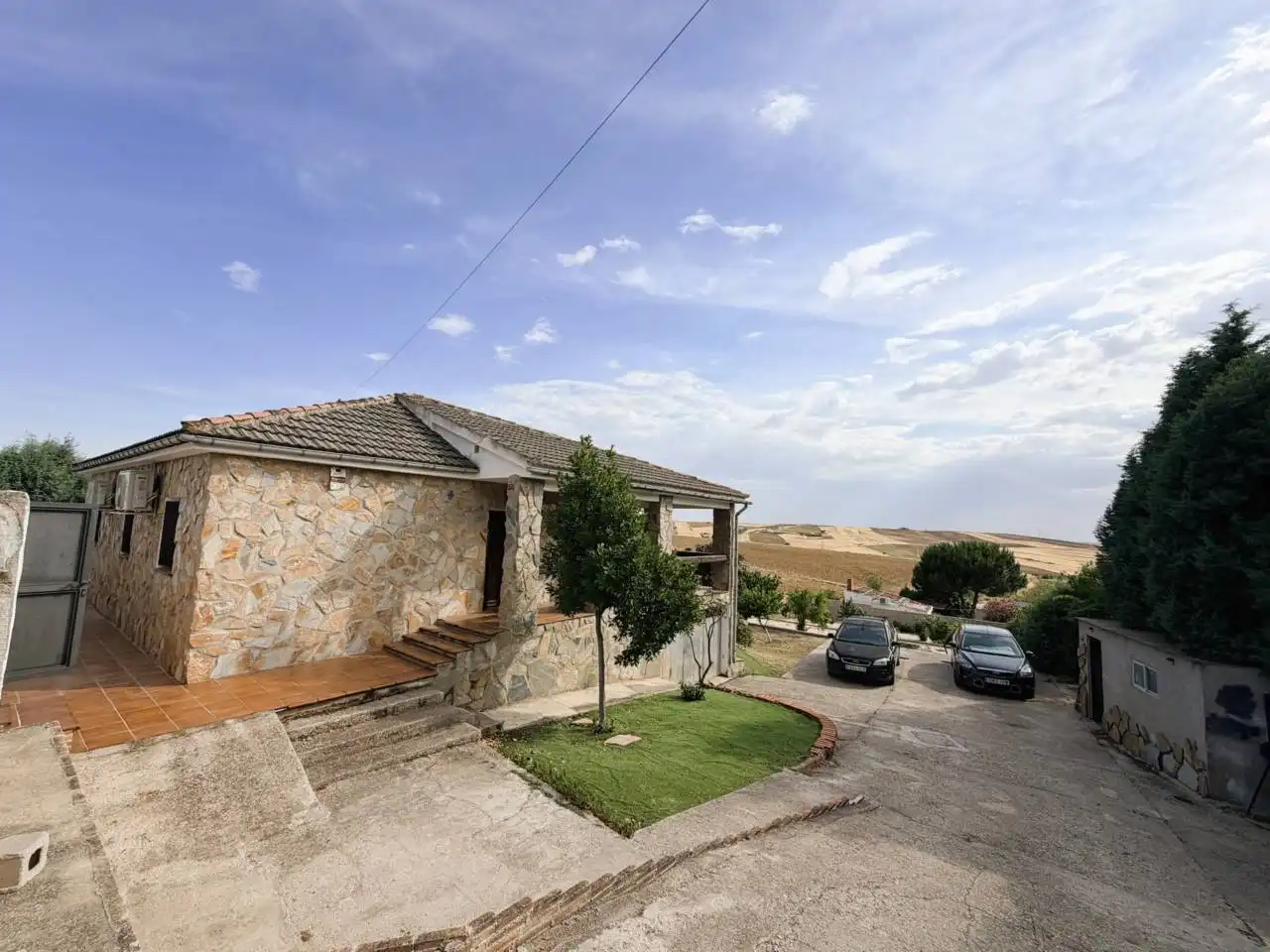 Vista exterior de Casa o xalet en venda en Cedillo del Condado amb Aire condicionat, Calefacció i Jardí privat