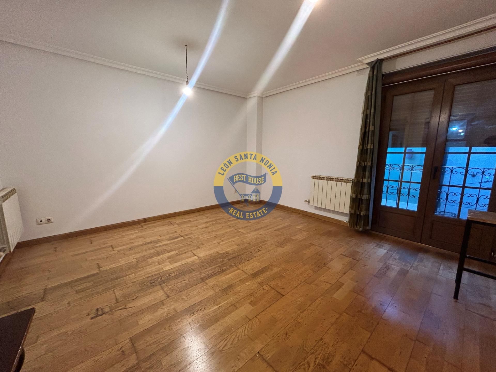 Apartament en venda en León Capital  amb Calefacció, Parquet i Traster