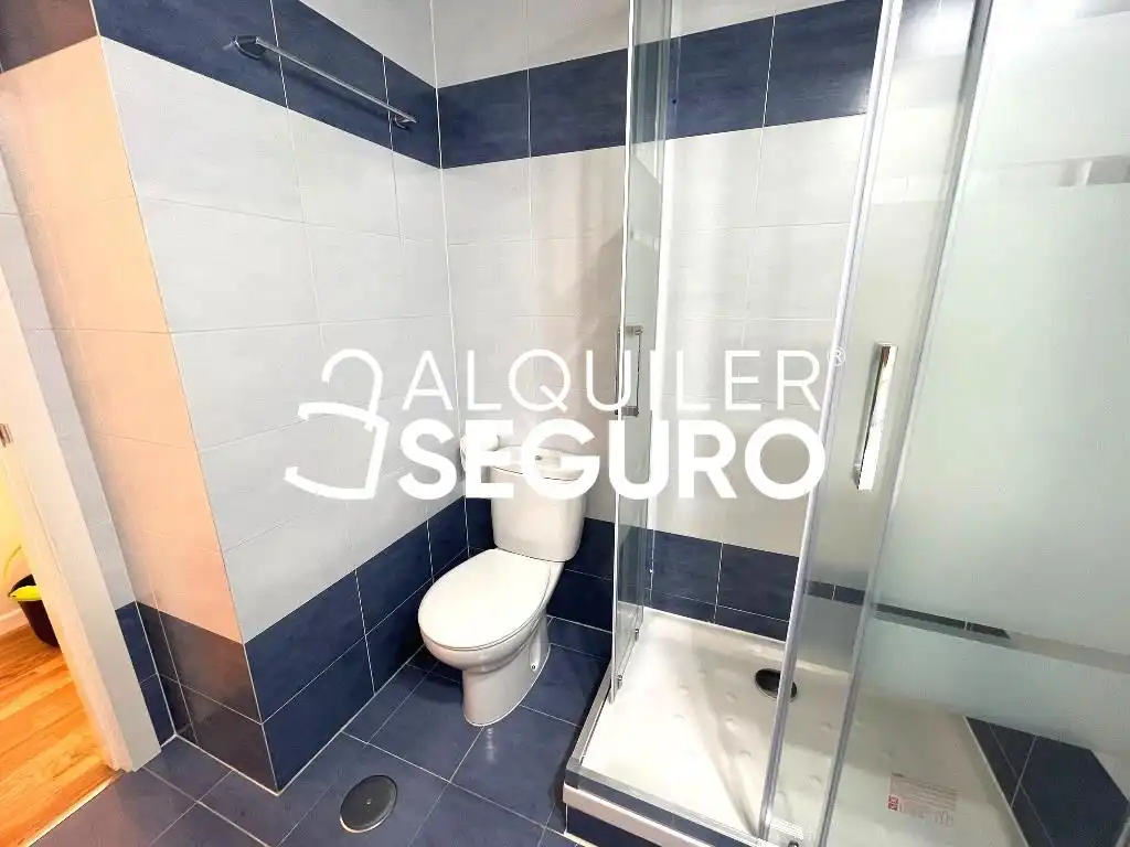 Baño de Piso de alquiler en Madrid con Aire acondicionado, Calefacción y Trastero