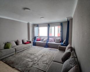 Sala d'estar de Pis de lloguer en Las Palmas de Gran Canaria amb Balcó
