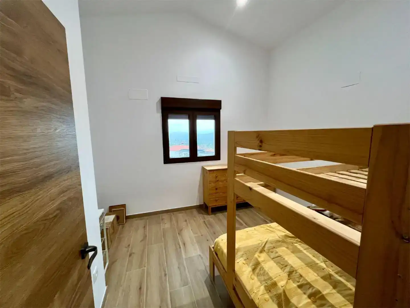 Dormitori de Finca rústica en venda en Sierra Engarcerán amb Aire condicionat, Jardí privat i Traster