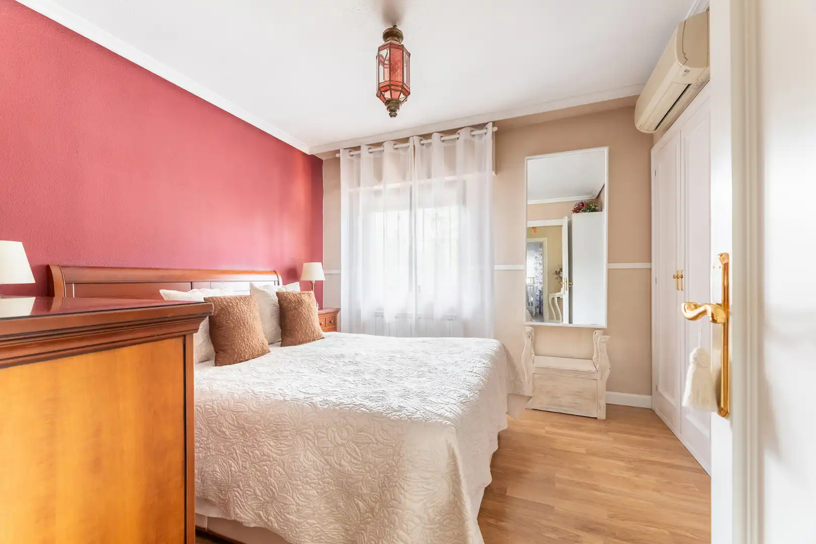 Schlafzimmer von Haus oder Chalet zum Verkauf in Pozuelo de Alarcón mit Klimaanlage, Heizung und Privatgarten