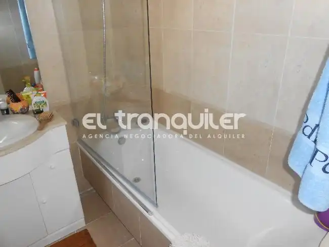 Baño de Piso de alquiler en Madrid con Aire acondicionado, Terraza y Trastero