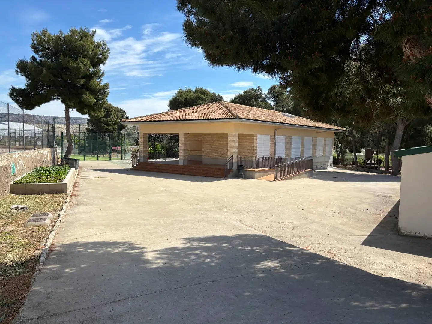 Vista exterior de Casa o xalet en venda en Monegrillo amb Jardí privat, Terrassa i Moblat