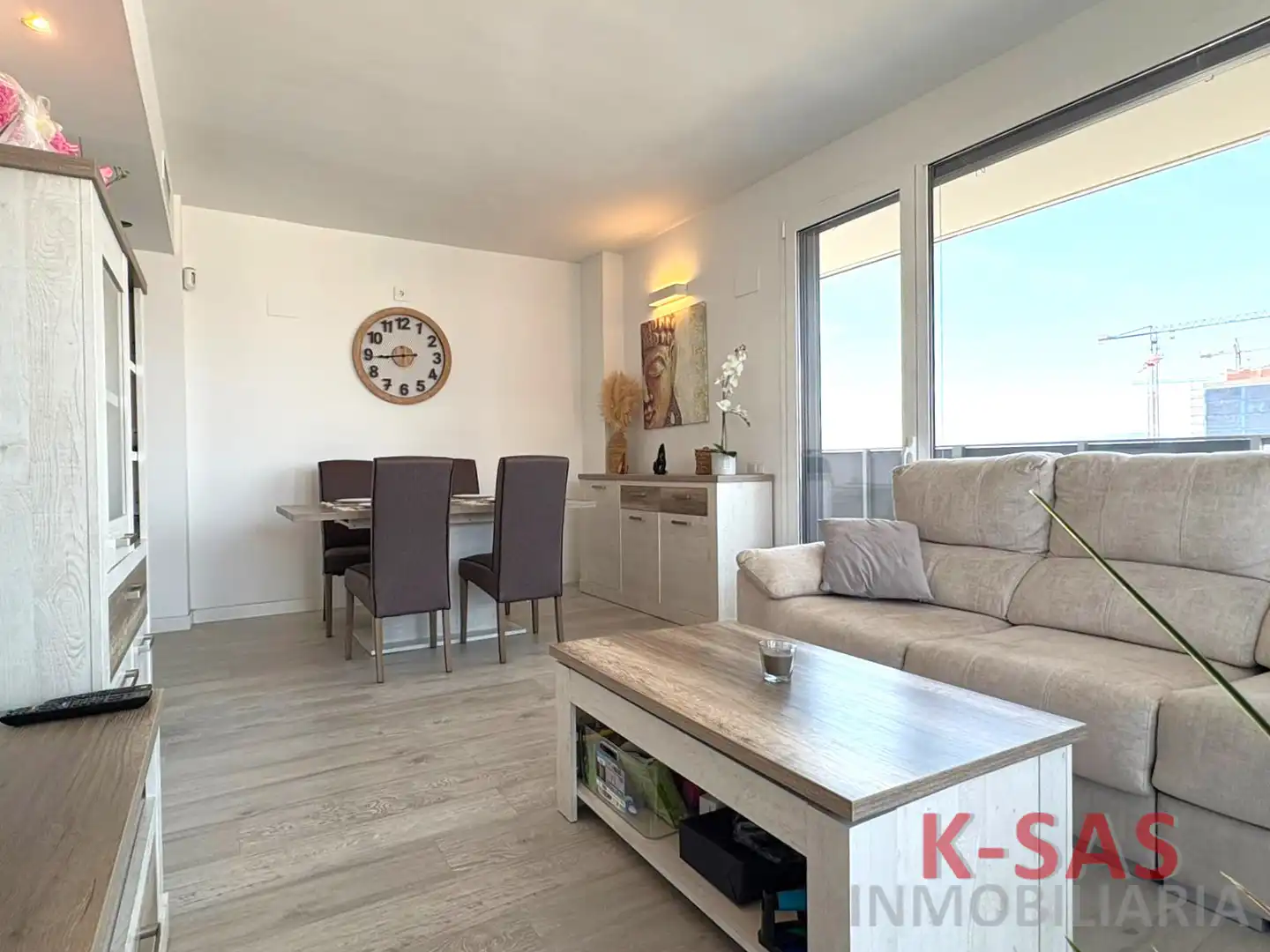Sala d'estar de Pis en venda en L'Hospitalet de Llobregat amb Aire condicionat, Parquet i Terrassa