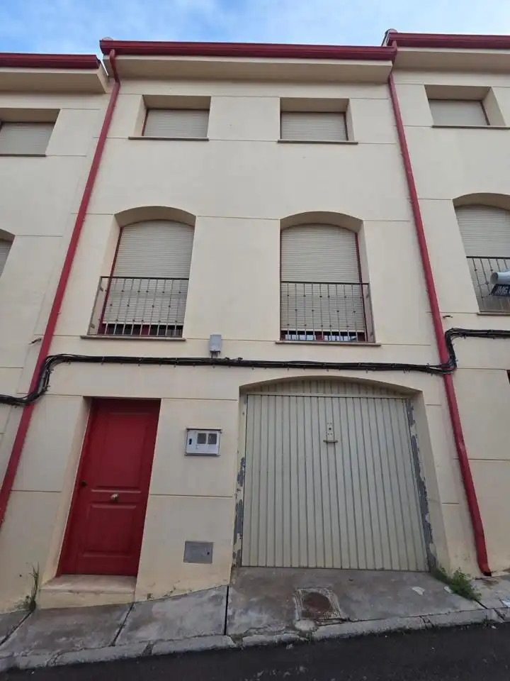 Vista exterior de Casa o xalet en venda en Santa Cruz de la Zarza amb Terrassa