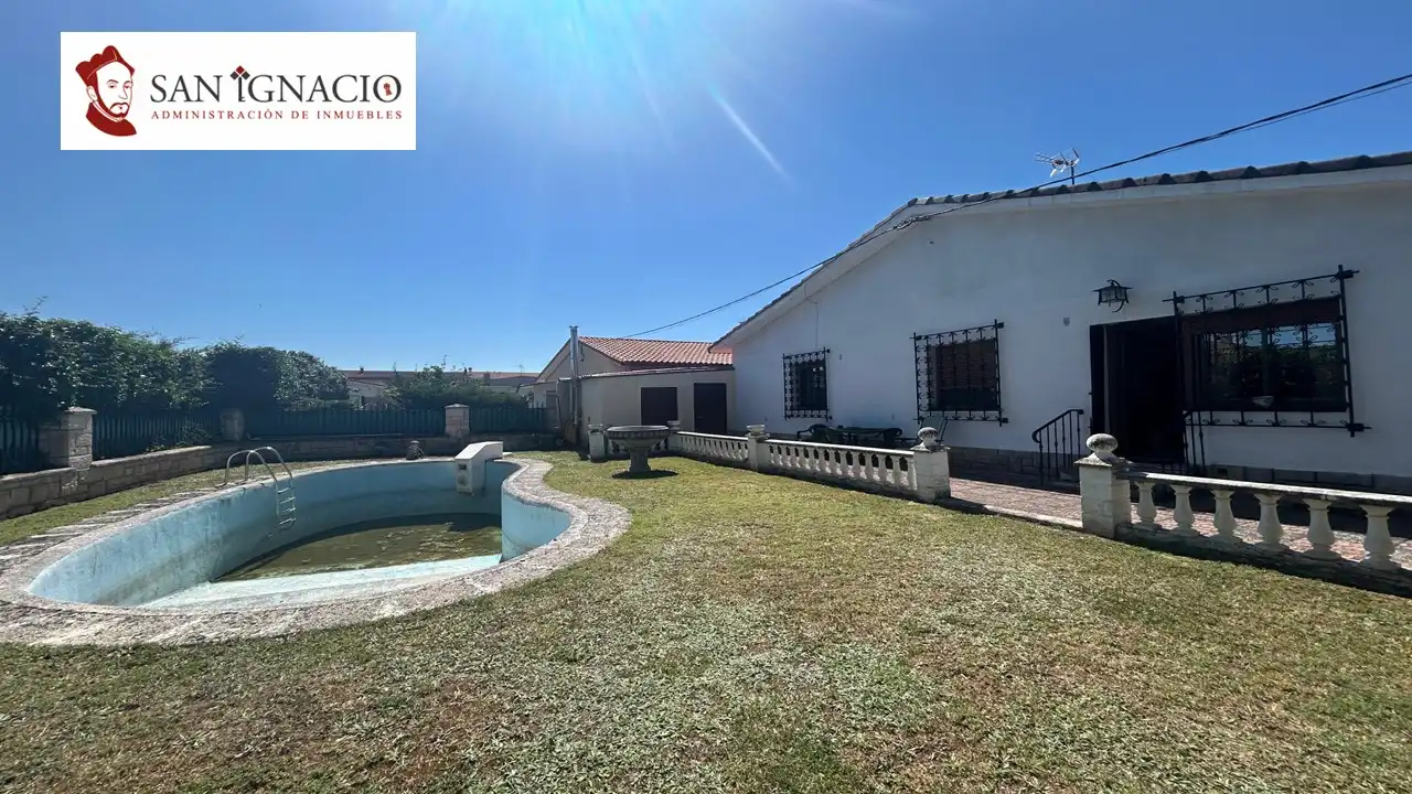 Vista exterior de Casa o chalet en venta en Villarcayo de Merindad de Castilla la Vieja con Calefacción, Jardín privado y Piscina
