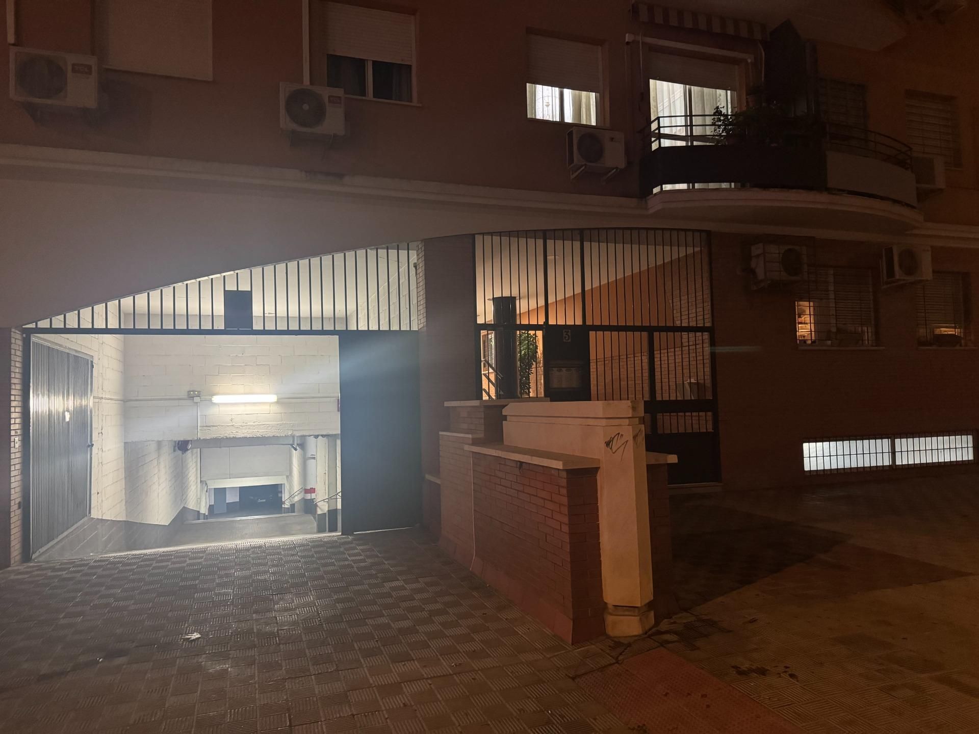 Vista exterior de Garatge en venda en Dos Hermanas