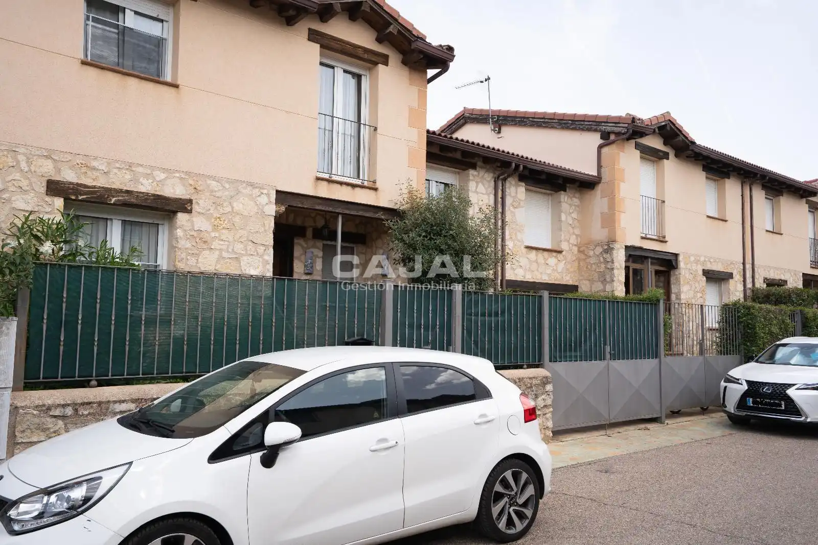Vista exterior de Casa adosada en venta en Riaza con Calefacción y Jardín privado