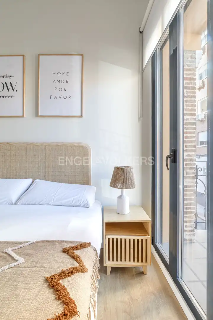 Dormitori de Apartament de lloguer en Madrid amb Aire condicionat, Calefacció i Moblat