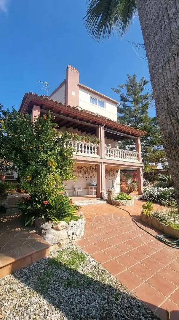 Chalet con terraza en venta en Bellvei