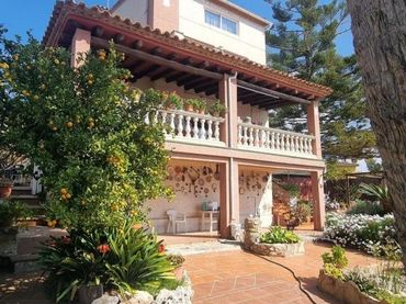 Detached house with balcony for sale in Bellvei