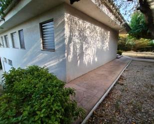 Vista exterior de Casa adosada en venda en Sant Esteve Sesrovires amb Calefacció i Jardí privat