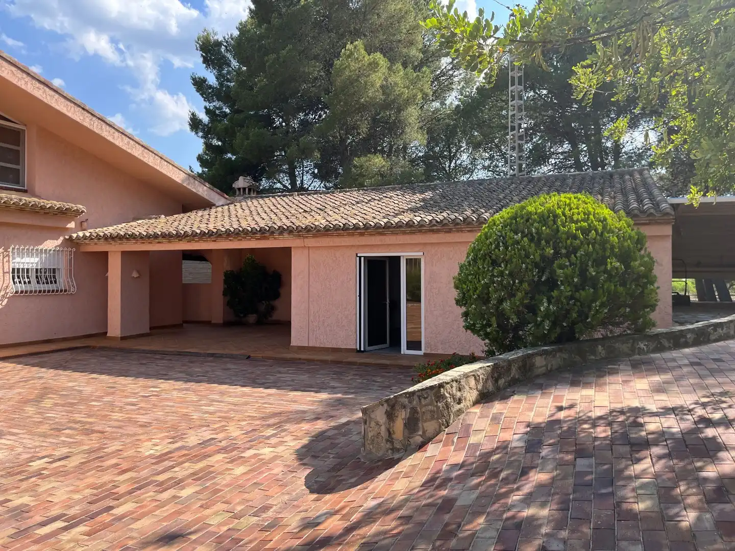 Vista exterior de Casa o xalet en venda en Ontinyent amb Aire condicionat, Calefacció i Jardí privat