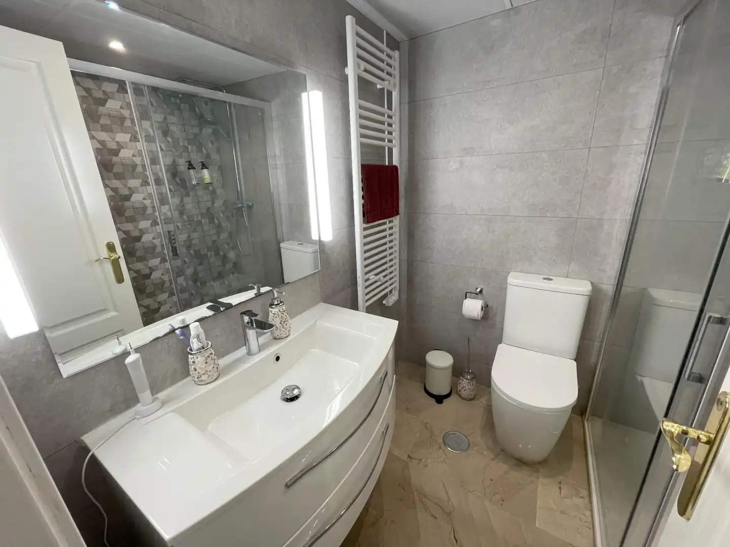Bathroom of Flat for sale in Torremolinos  with Air Conditioner, Terrace and Community pool