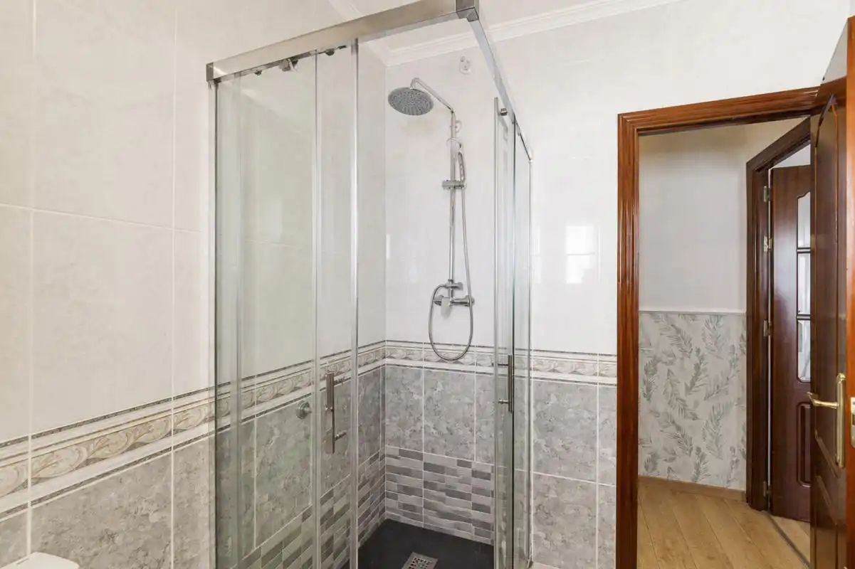 Bathroom of Flat for sale in Sevilla  with Air Conditioner and Heating