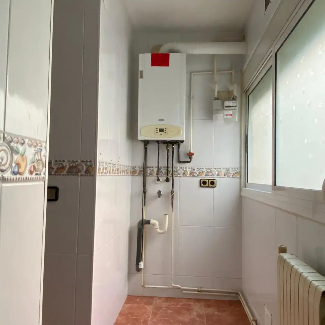 Badezimmer von Wohnung zum Verkauf in Tarragona mit Heizung, Ofen und Balkon