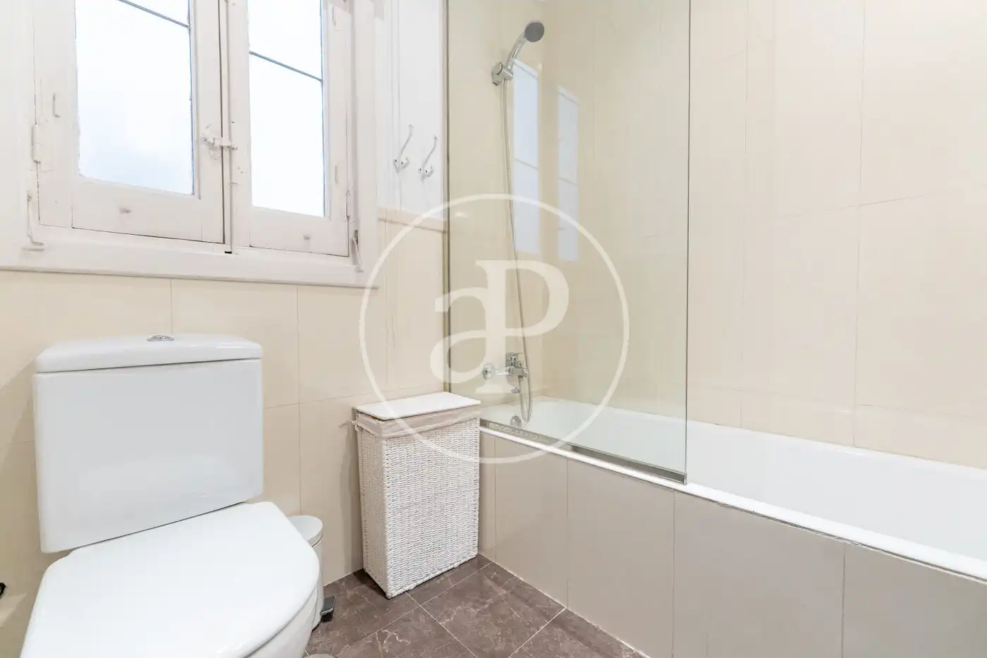 Bathroom of Flat for rent in Madrid  with Air Conditioner, Heating and Private garden