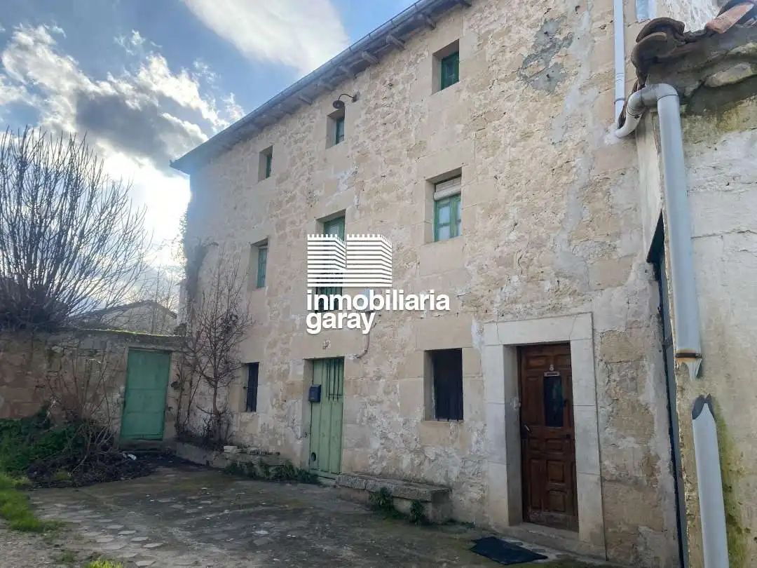 Vista exterior de Casa o xalet en venda en Villarcayo de Merindad de Castilla la Vieja amb Balcó