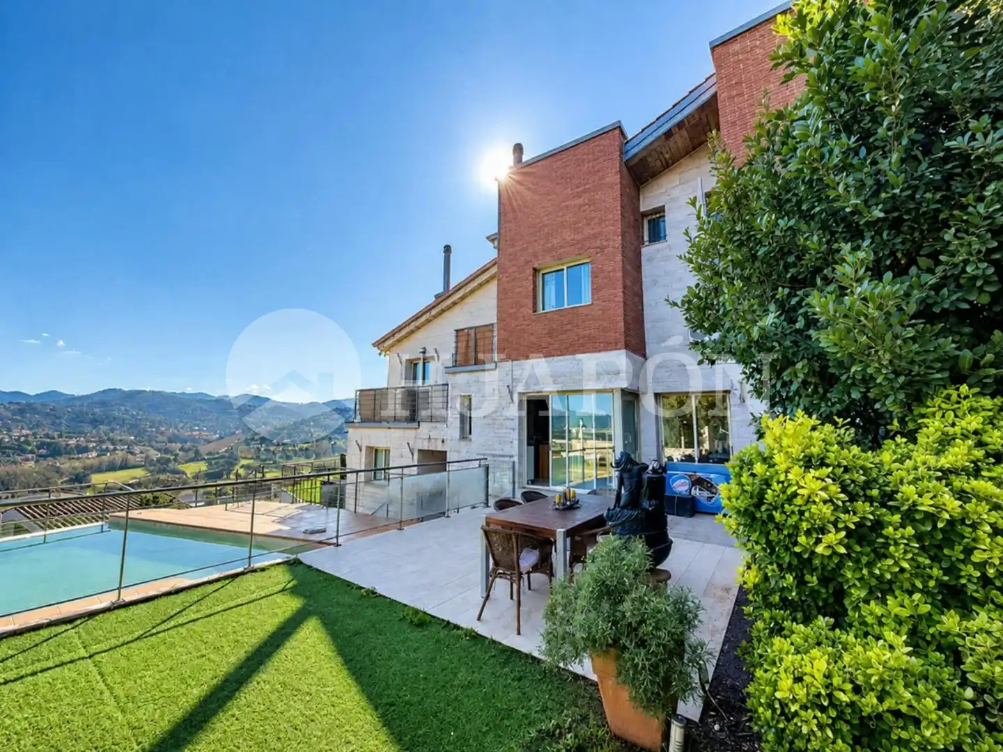Terraced house with pool for sale in Vallromanes