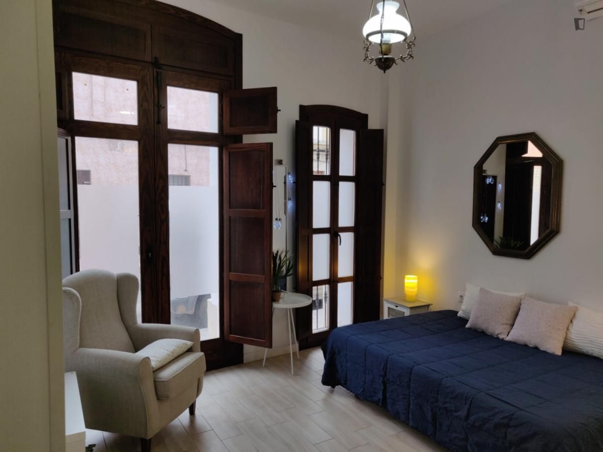 Dormitori de Estudi de lloguer en  Valencia Capital amb Aire condicionat, Moblat i Forn