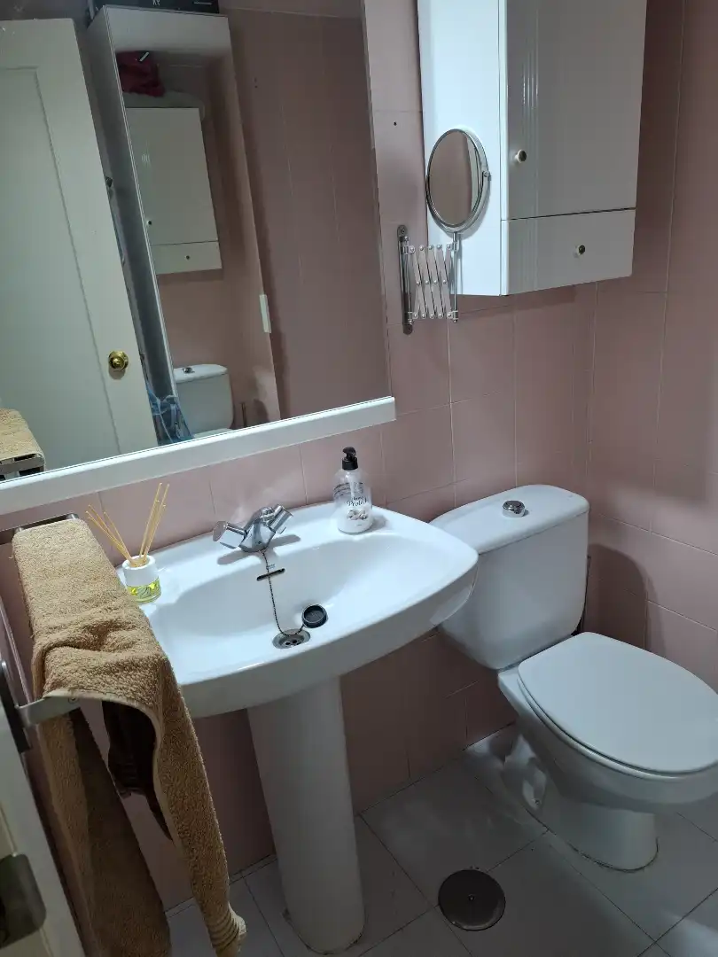 Bathroom of Flat for sale in Sevilla  with Air Conditioner, Terrace and Storage room