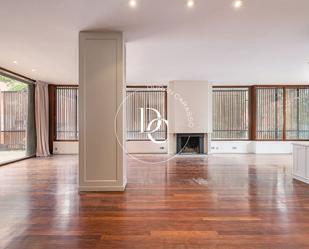 Exterior view of Flat for sale in  Barcelona Capital  with Air Conditioner, Heating and Private garden