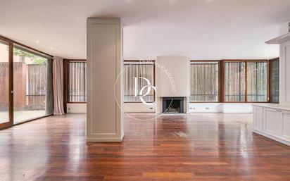 Exterior view of Flat for sale in  Barcelona Capital  with Air Conditioner, Heating and Private garden