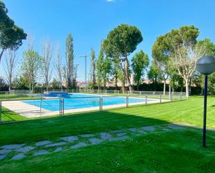 Swimming pool of Flat for sale in  Madrid Capital  with Air Conditioner, Heating and Private garden