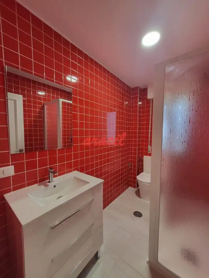 Bathroom of Flat for share in Ourense Capital   with Heating, Furnished and Balcony