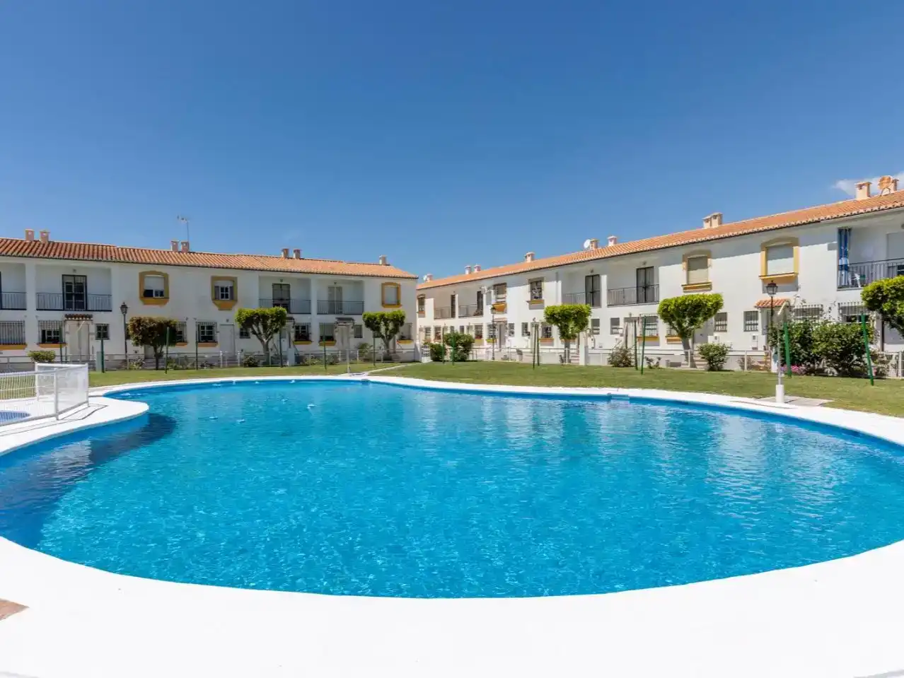 Piscina de Casa adosada en venda en Salobreña amb Aire condicionat i Piscina