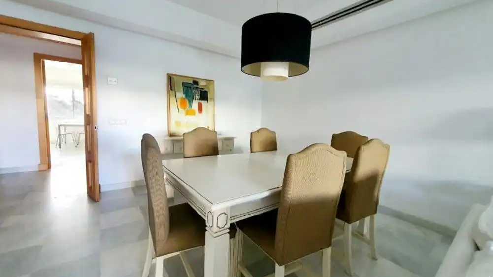 Menjador de Apartament de lloguer en Sotogrande amb Aire condicionat, Calefacció i Terrassa