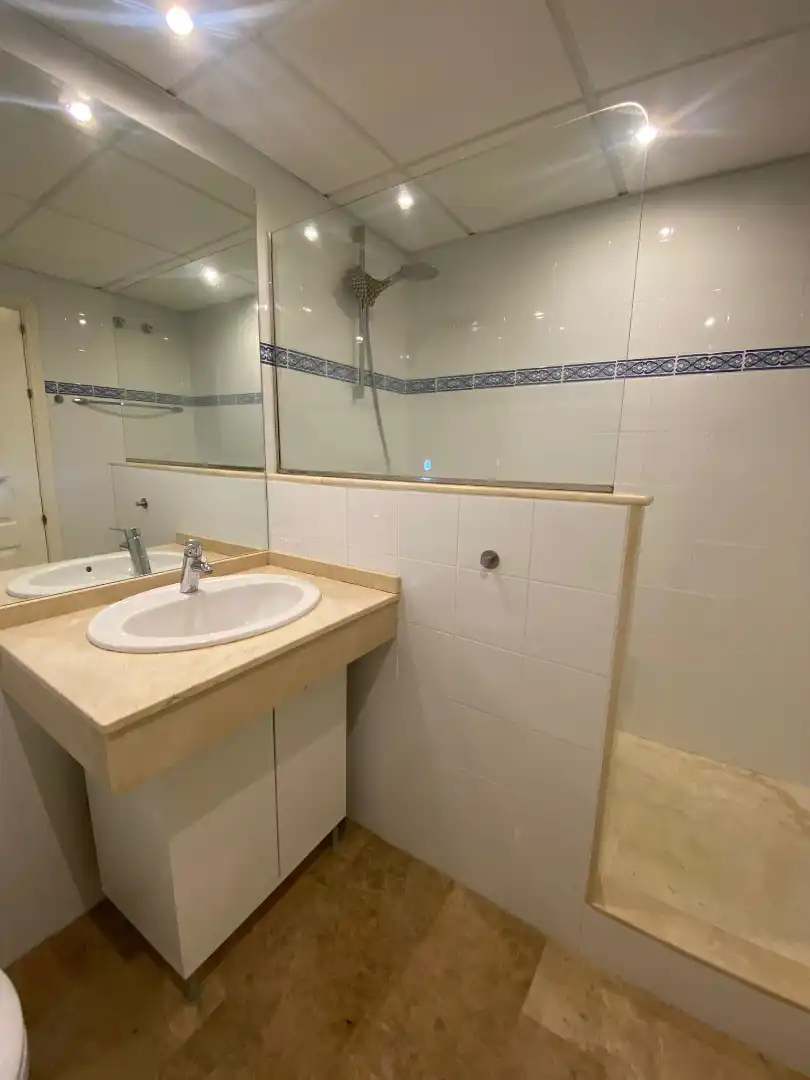 Badezimmer von Wohnungen zum Verkauf in Marbella mit Klimaanlage, Terrasse und Möbliert