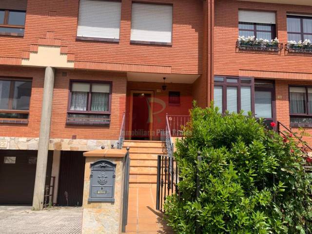 Casa adosada en Venta en GONZALO DE BERCEO en Trobajo del Camino