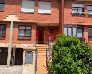 Exterior view of Single-family semi-detached for sale in San Andrés del Rabanedo  with Heating, Private garden and Parquet flooring