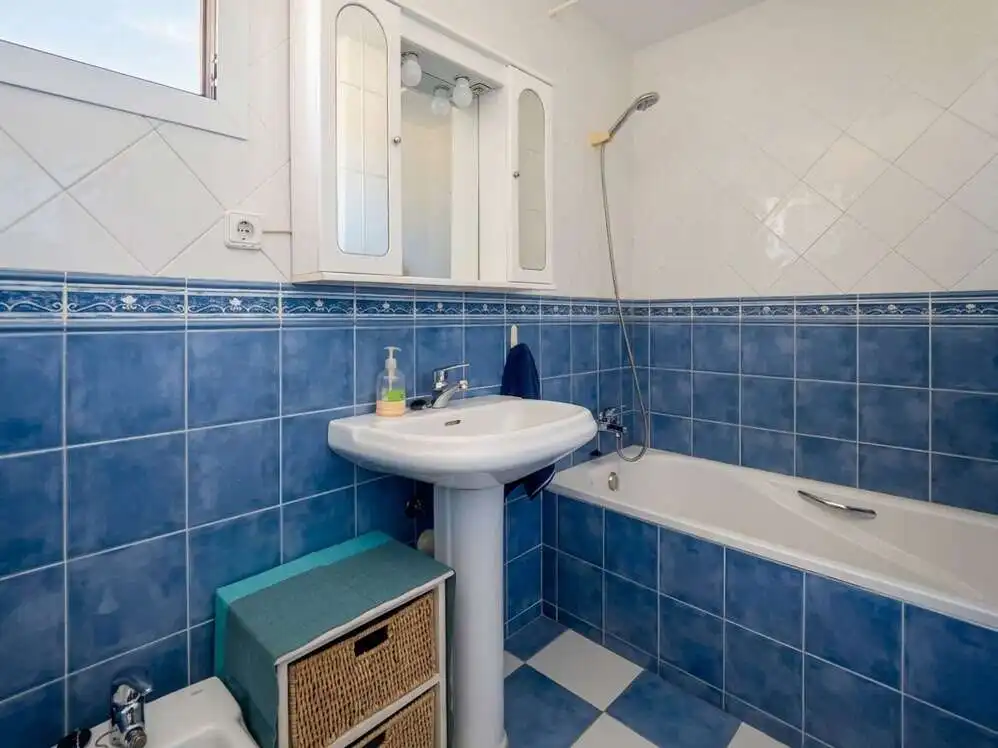 Badezimmer von Wohnung zur Miete in Roquetas de Mar mit Klimaanlage, Terrasse und Möbliert