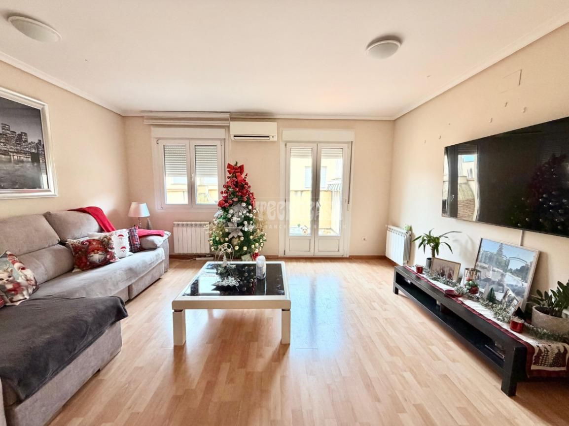 Sala d'estar de Casa adosada en venda en Ciempozuelos amb Balcó