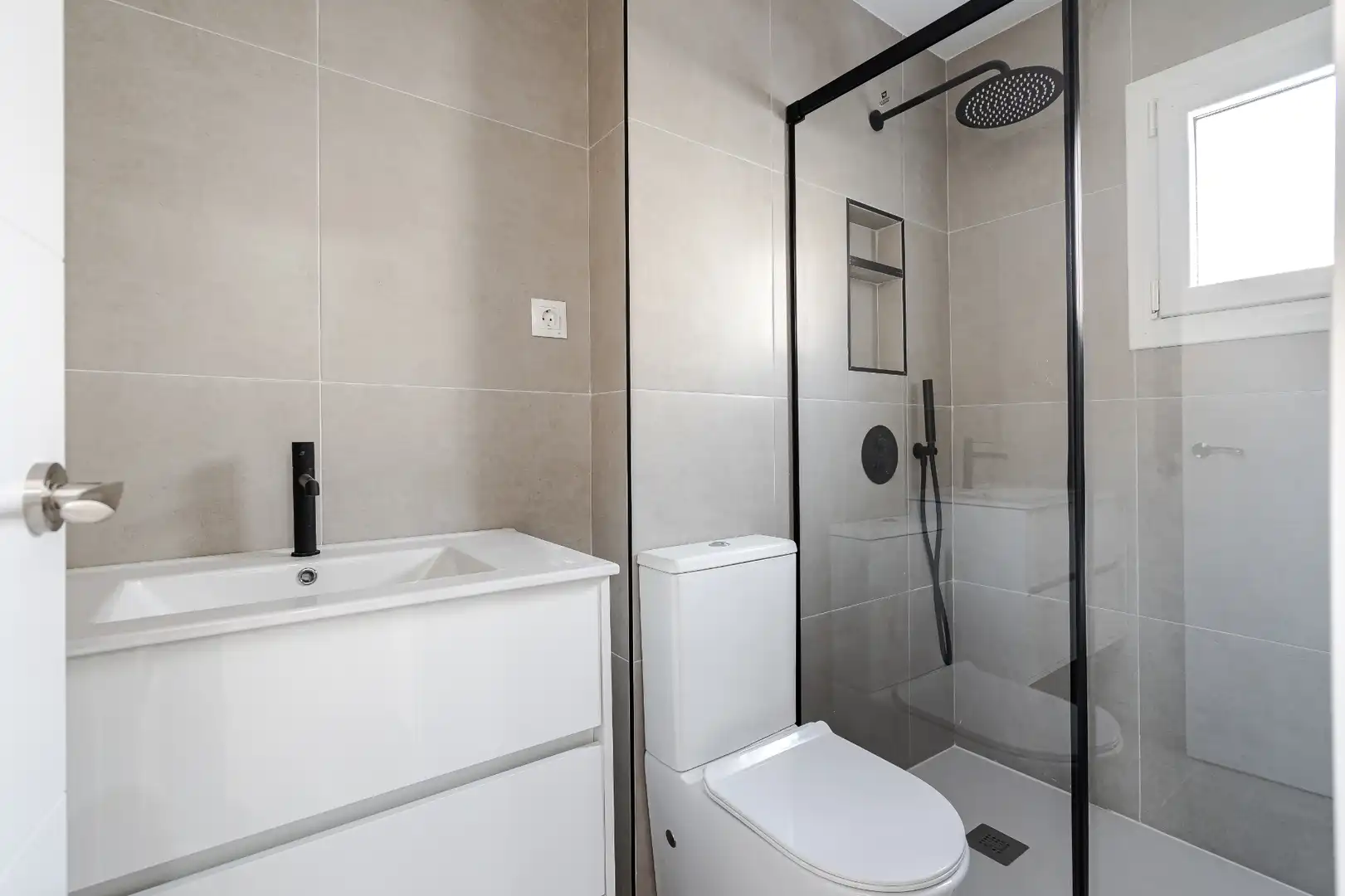 Badezimmer von Wohnung zum Verkauf in Madrid mit Klimaanlage und Heizung