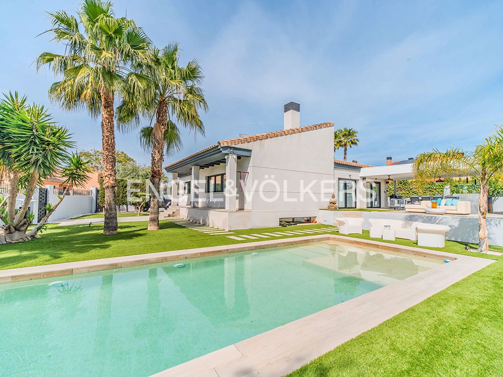 Exterior view of House or chalet for sale in Mutxamel  with Air Conditioner, Heating and Private garden