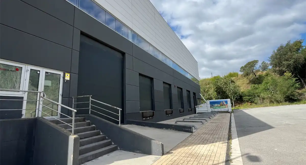 Außenansicht von Fabrikhallen zur Miete in Llinars del Vallès