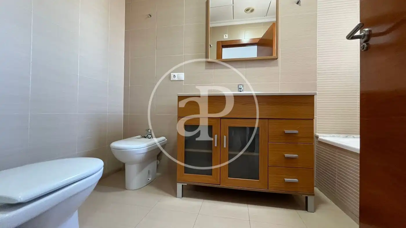 Baño de Piso de alquiler en Elche / Elx con Aire acondicionado, Calefacción y Jardín privado