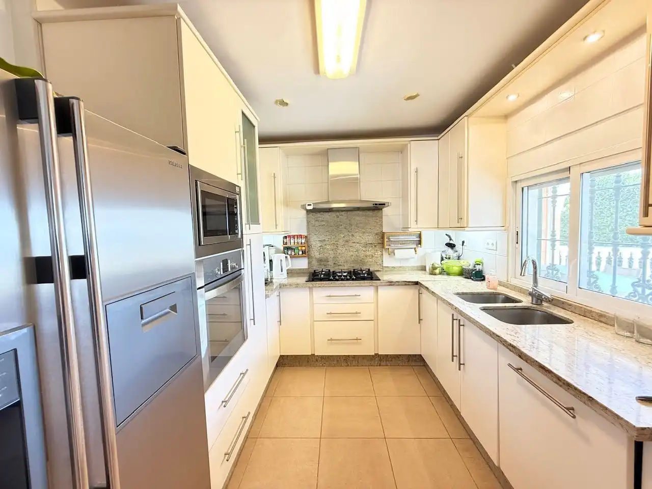 Cocina de Casa o chalet en venta en Vélez-Málaga con Aire acondicionado, Calefacción y Jardín privado