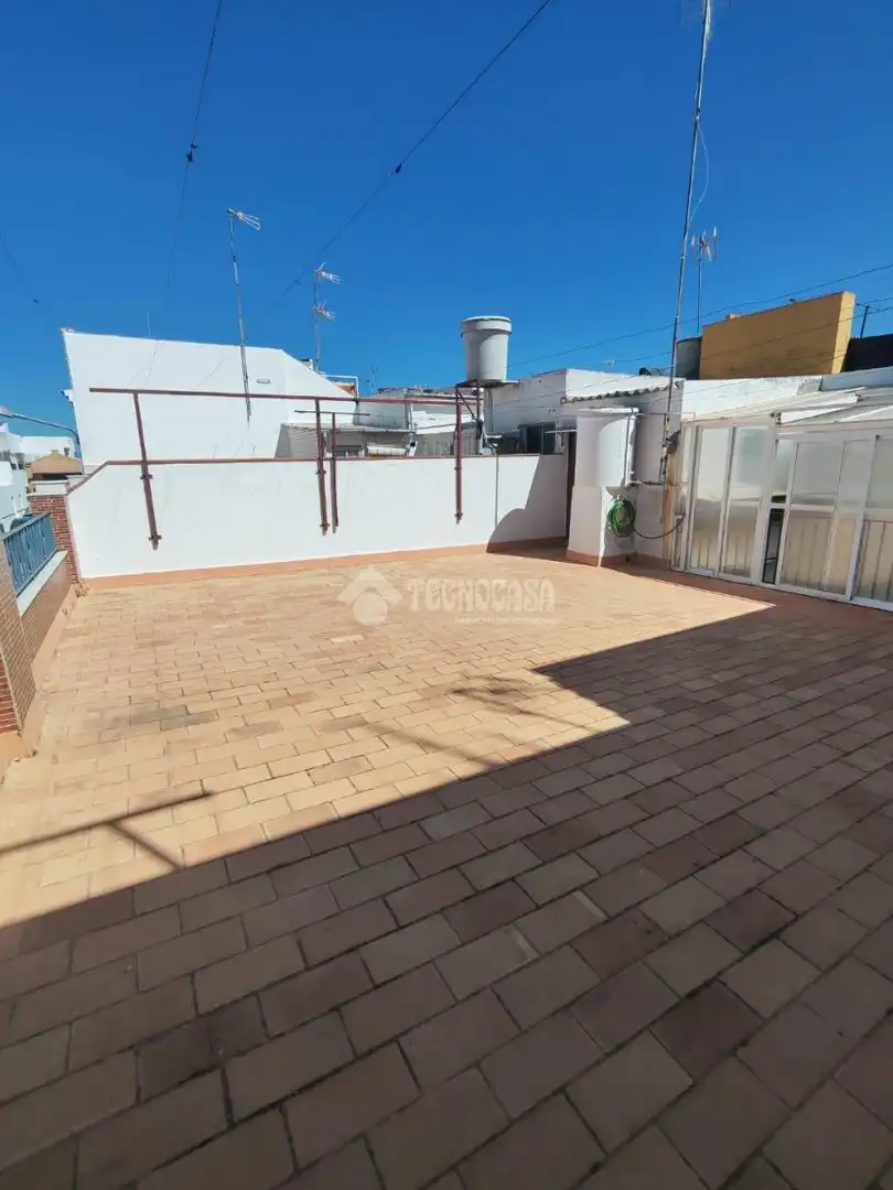 Vista exterior de Casa o xalet en venda en Marchena amb Aire condicionat i Terrassa